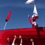 オラフ祭ボートレースで優勝チームが祝福される（フェロー諸島）